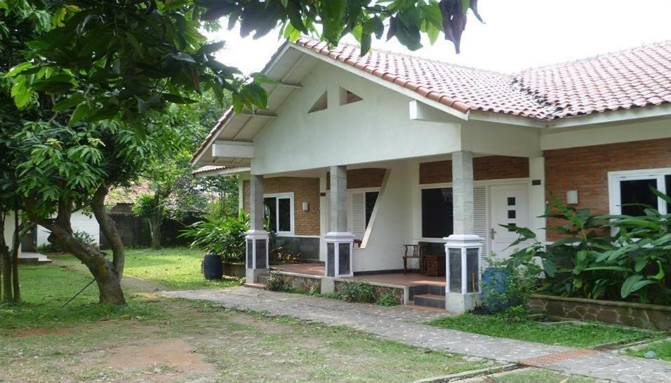 Intan Hotel Purwakarta Buitenkant foto