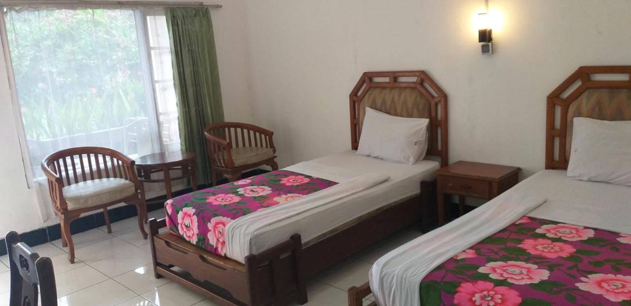 Intan Hotel Purwakarta Buitenkant foto