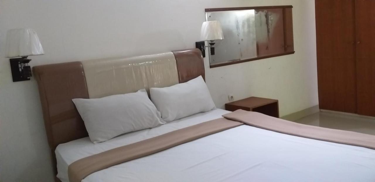 Intan Hotel Purwakarta Buitenkant foto