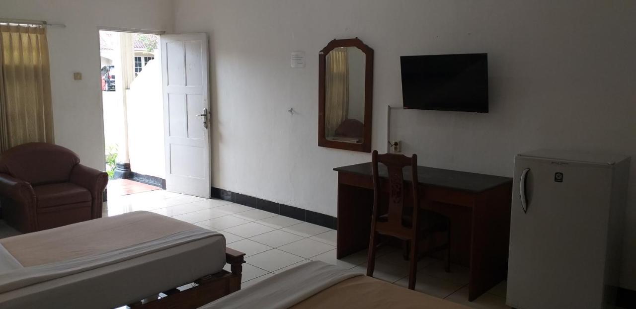 Intan Hotel Purwakarta Buitenkant foto