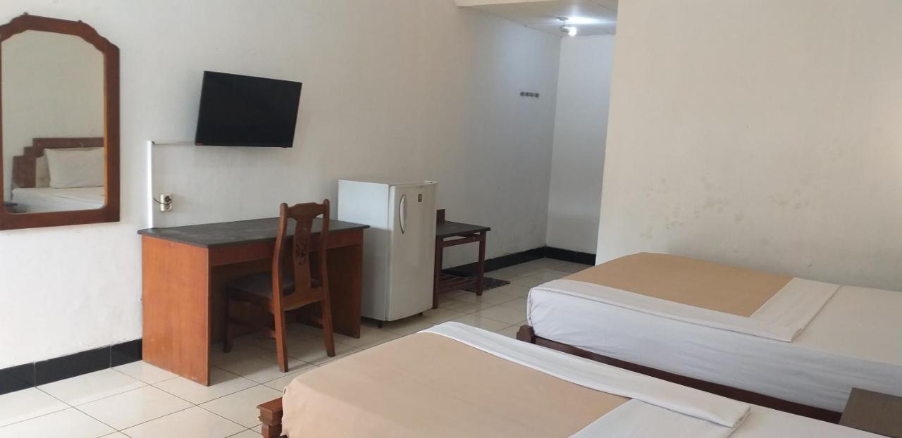 Intan Hotel Purwakarta Buitenkant foto