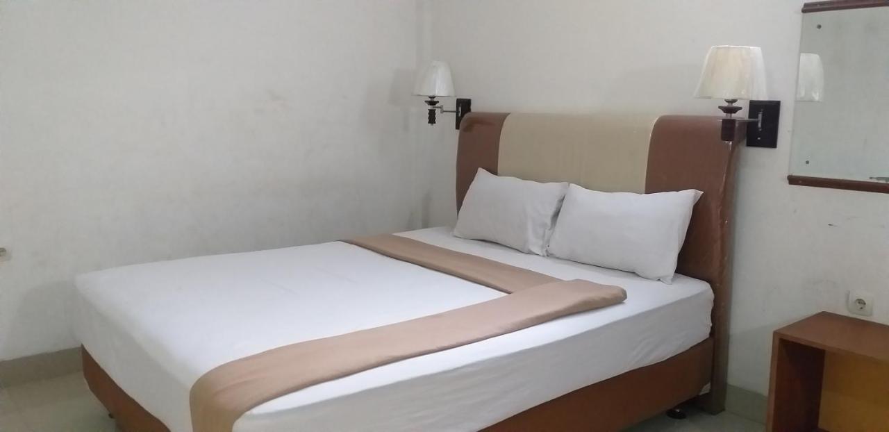 Intan Hotel Purwakarta Buitenkant foto