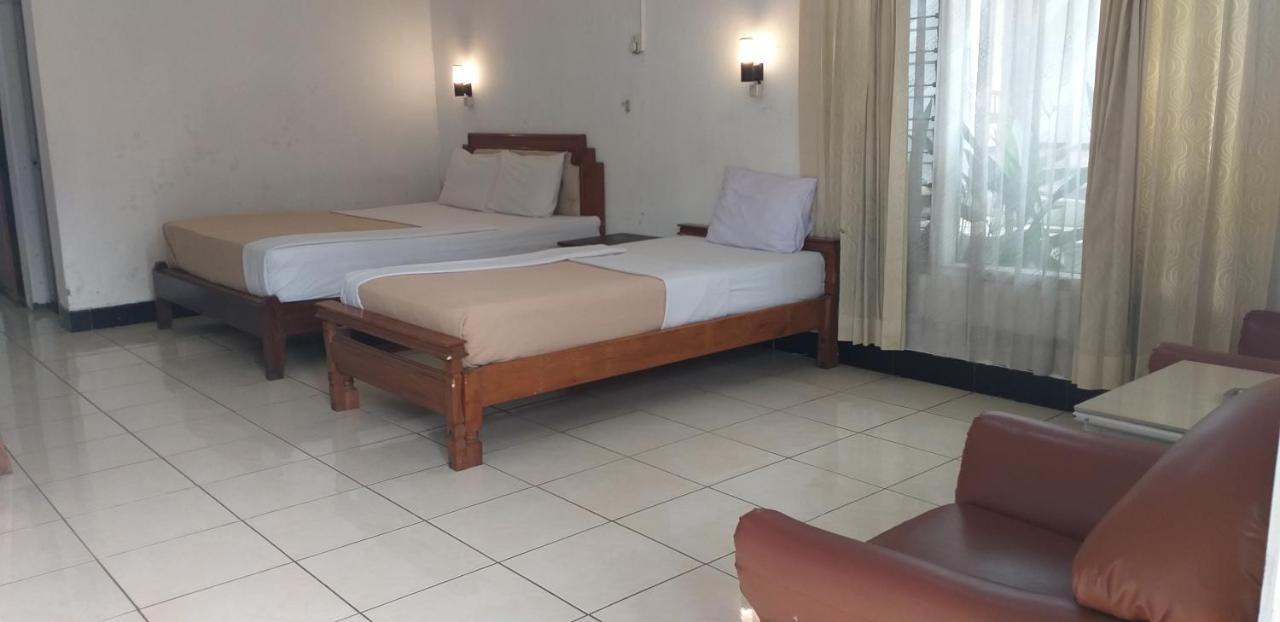 Intan Hotel Purwakarta Buitenkant foto