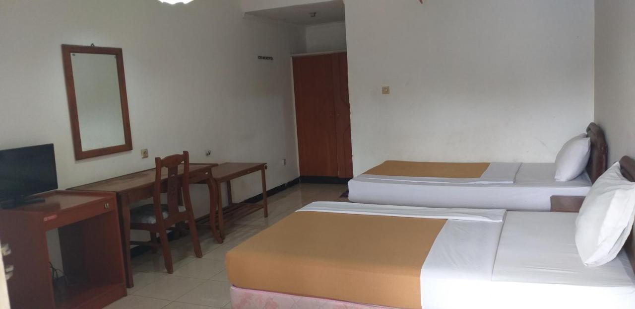 Intan Hotel Purwakarta Buitenkant foto