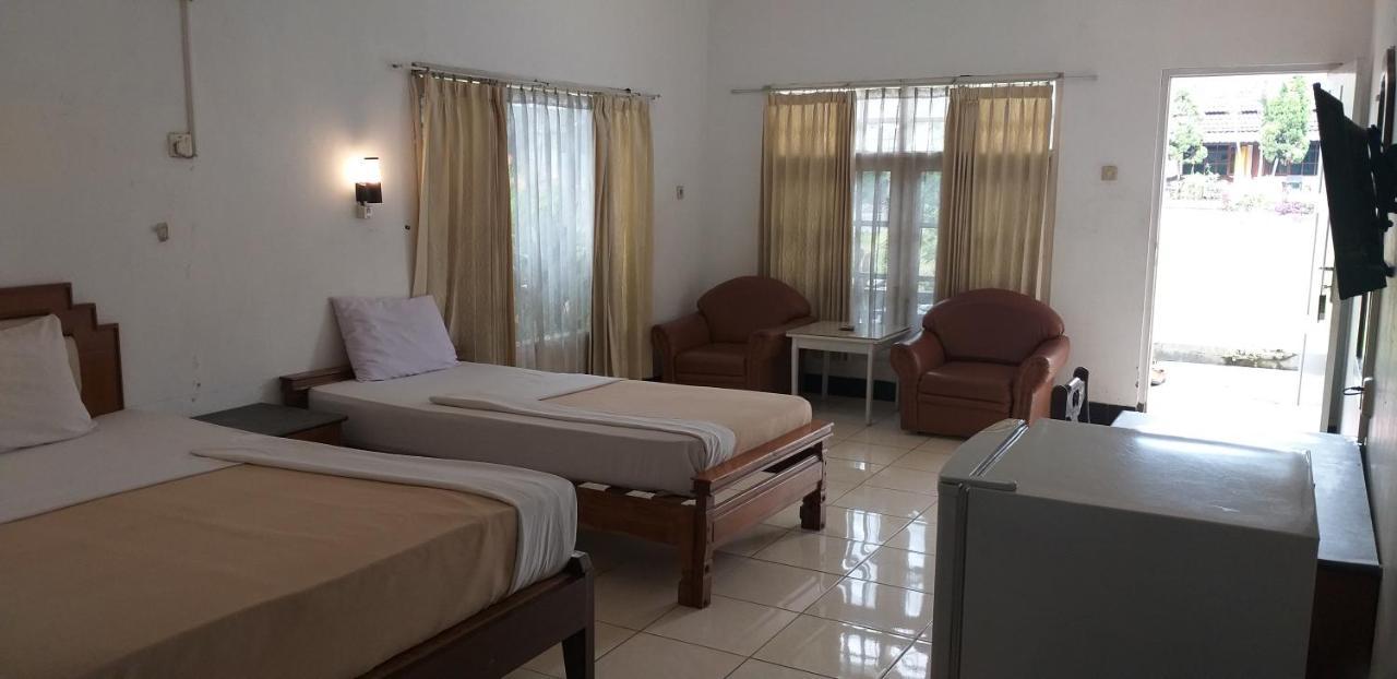 Intan Hotel Purwakarta Buitenkant foto