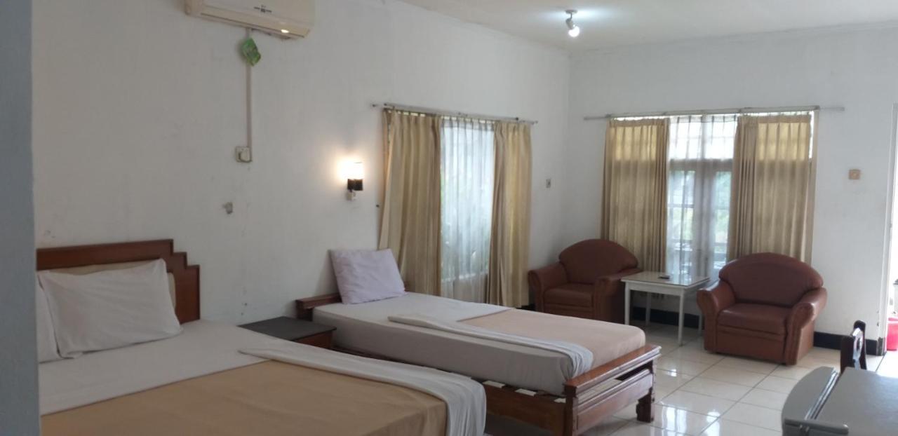 Intan Hotel Purwakarta Buitenkant foto