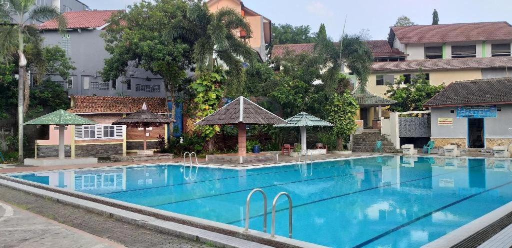Intan Hotel Purwakarta Buitenkant foto